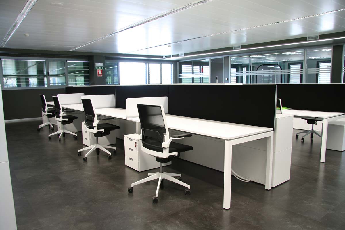 Cadeiras DIS em postos de trabalho em bench