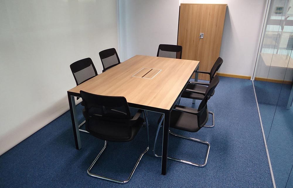 Cadeiras SLAT 4C numa sala de reunião