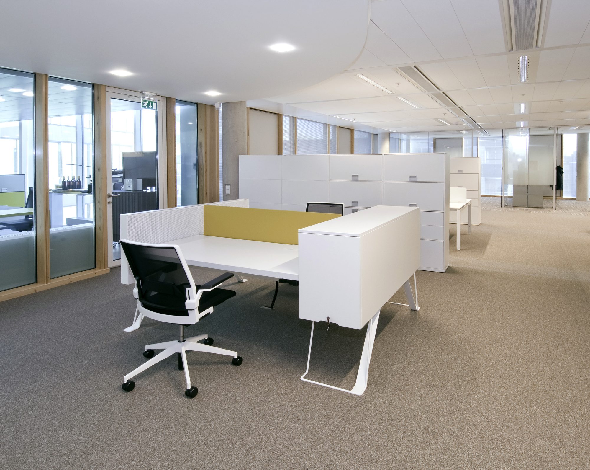 Postos de trabalho com cadeiras DIS num escritório open space