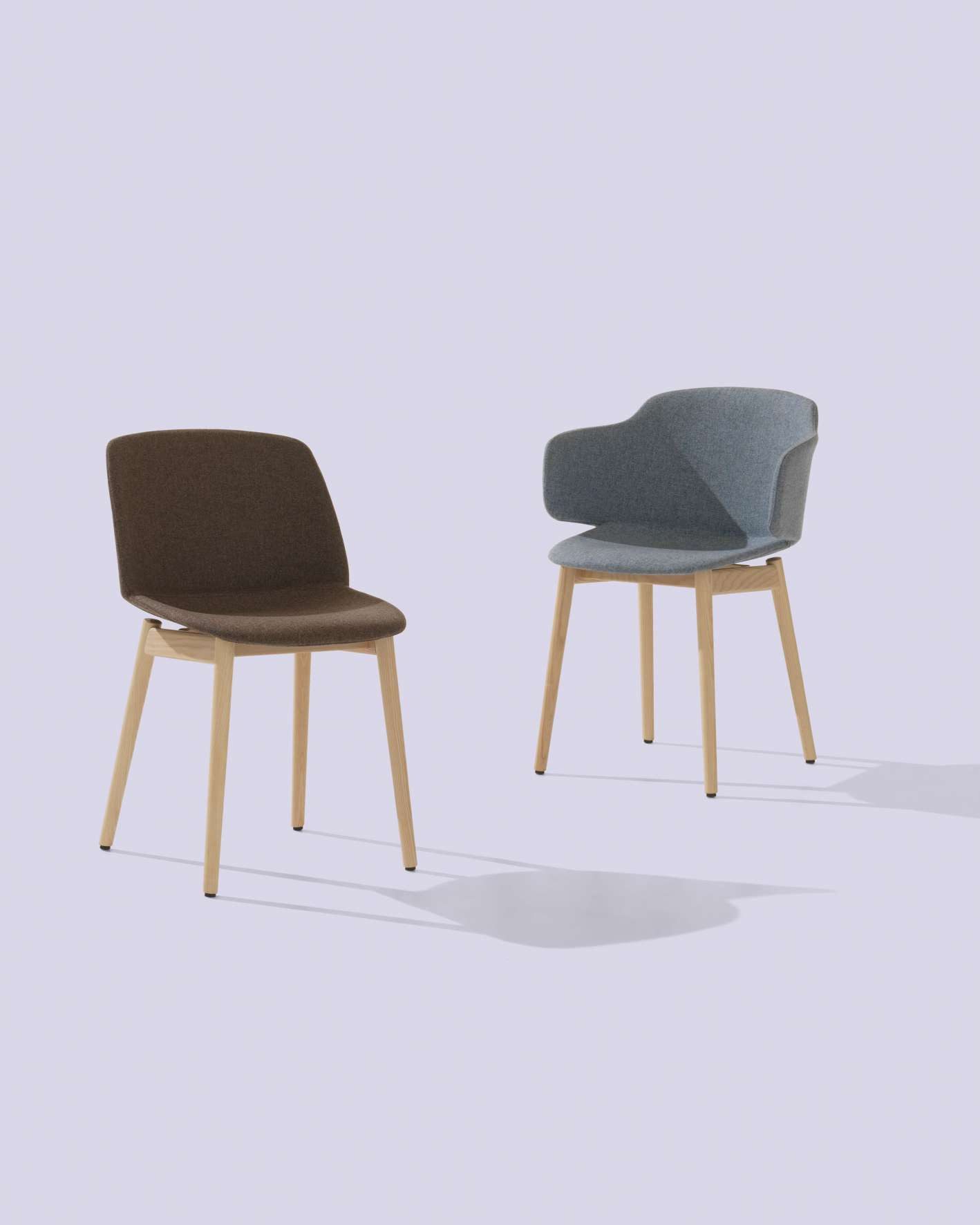 Cadeiras Classy com assento estofado e pernas em freixo