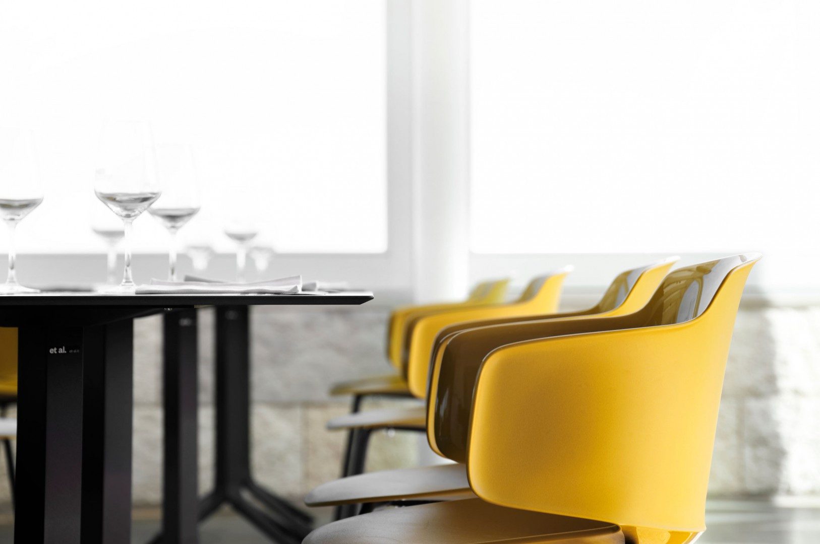 Cadeiras Classy amarelas e mesas Milos no Ristorante Paradise, em Misano Adriatico