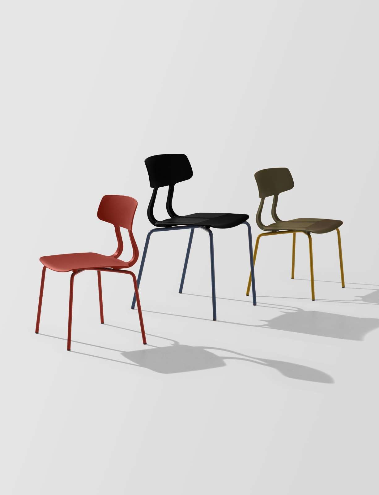 Três cadeiras Snap em vermelho, preto e verde-oliva
