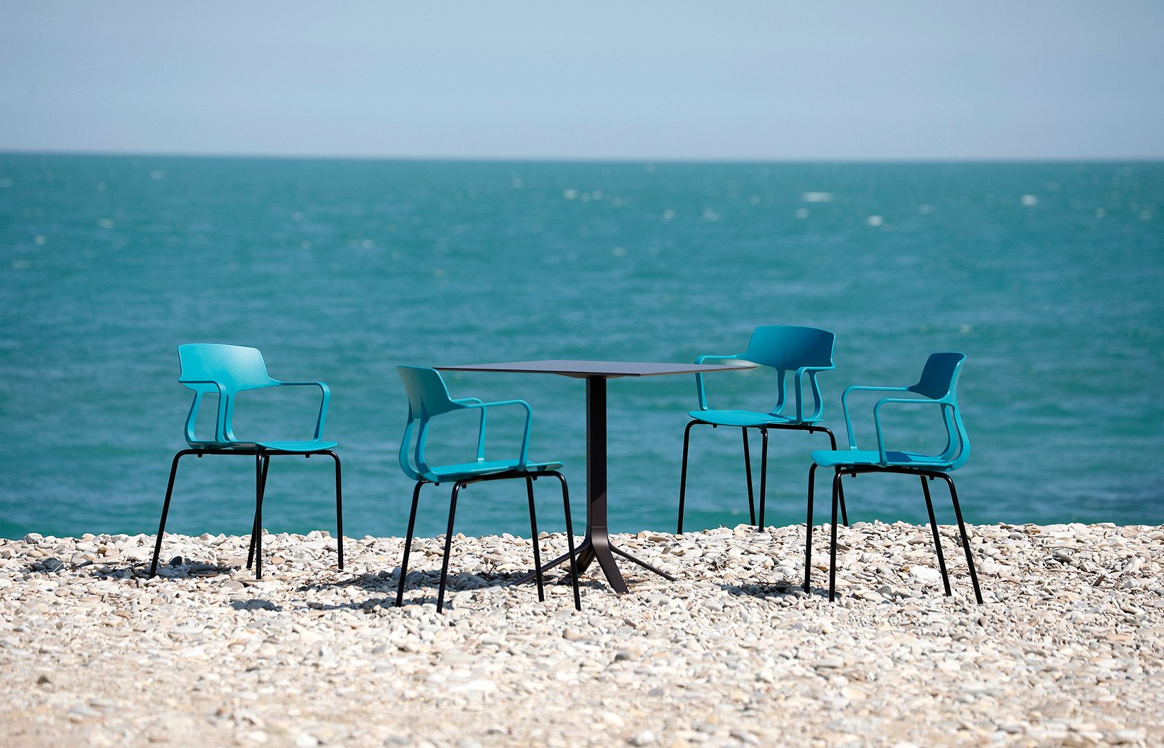 Cadeiras Snap azuis numa esplanada junto ao mar, Ristorante Paradise em Misano Adriatico