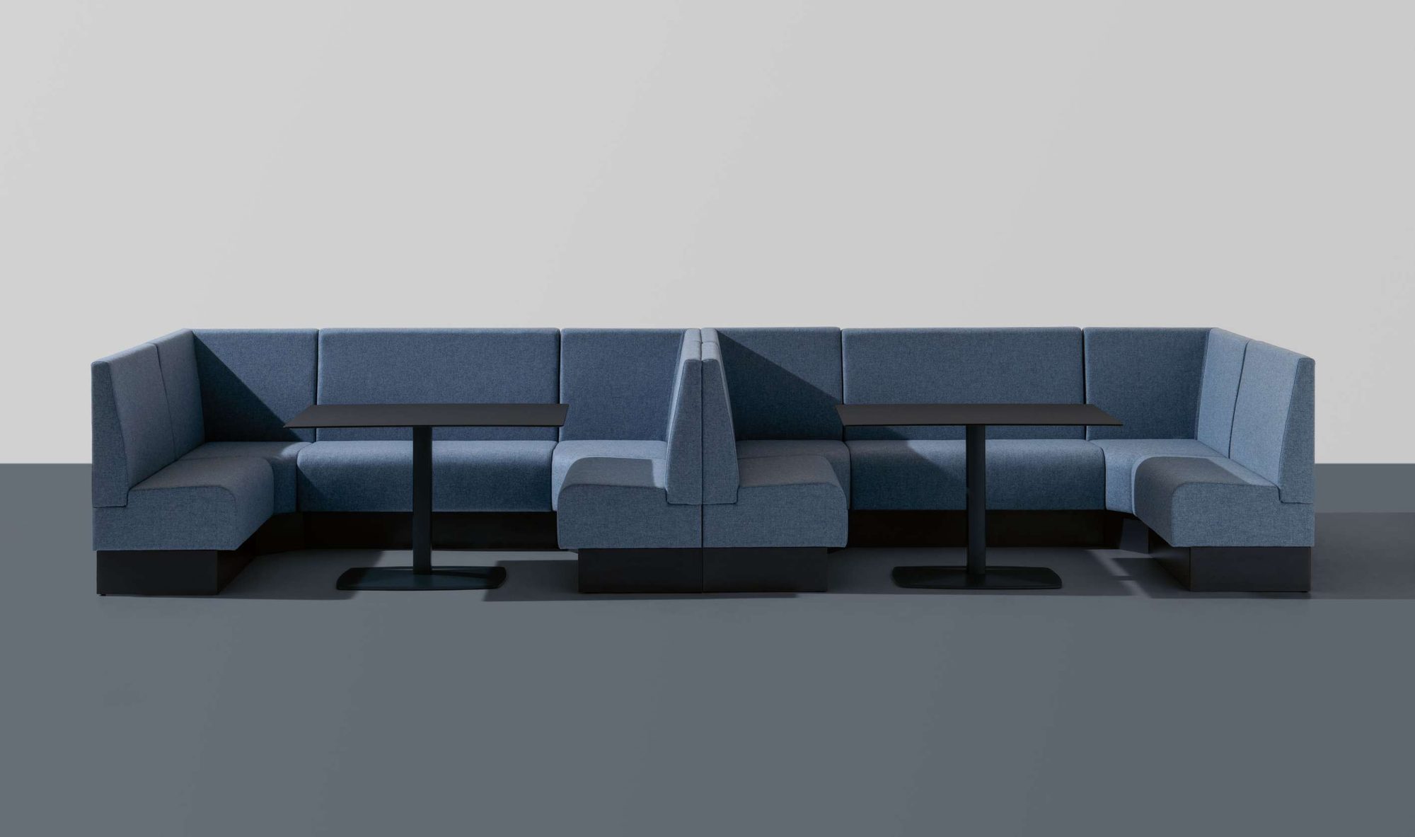 Composição Space+ em azul com mesas, em configuração de cabines