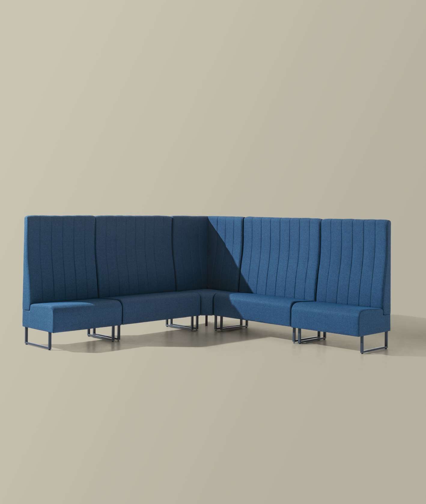 Módulos Space+ azuis com encosto de costuras verticais em canto
