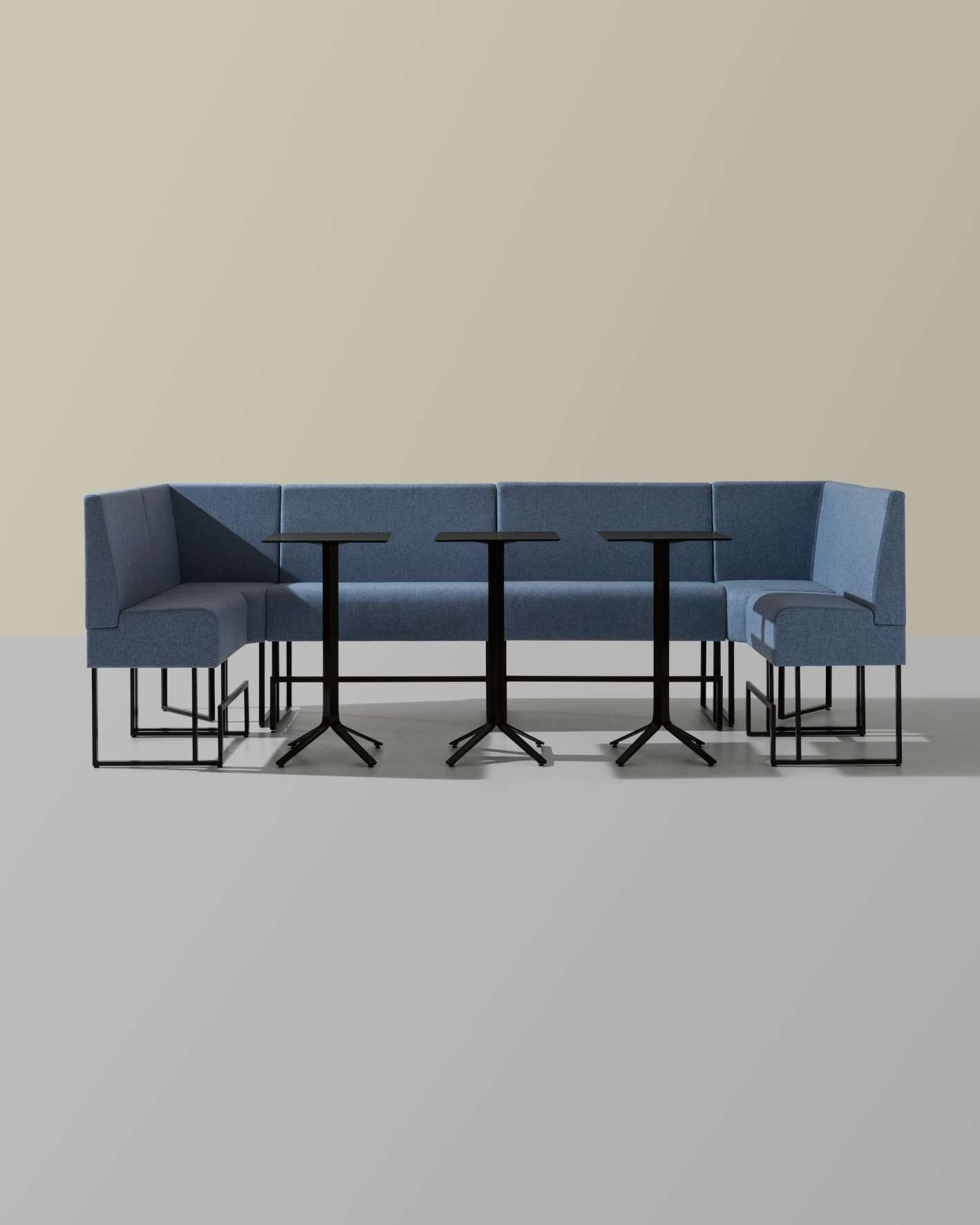 Space+ azul com mesas e cadeiras numa zona de espera