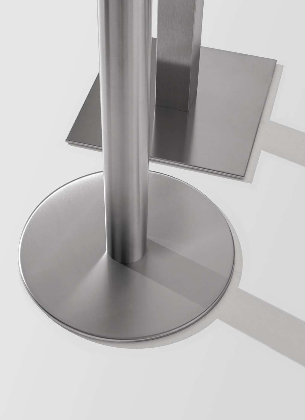 Pormenor da base em aço inox acetinado da mesa XT
