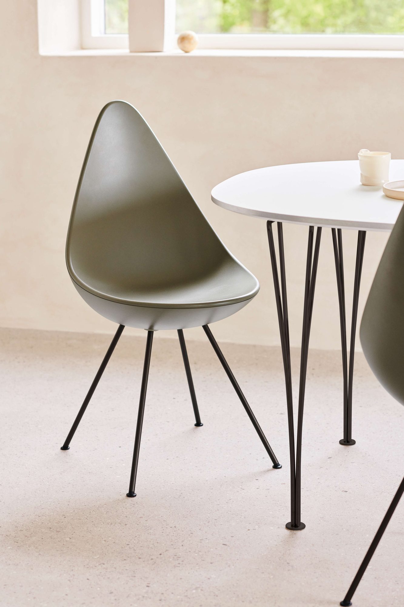 Cadeira Drop de Arne Jacobsen em plástico verde, de perfil