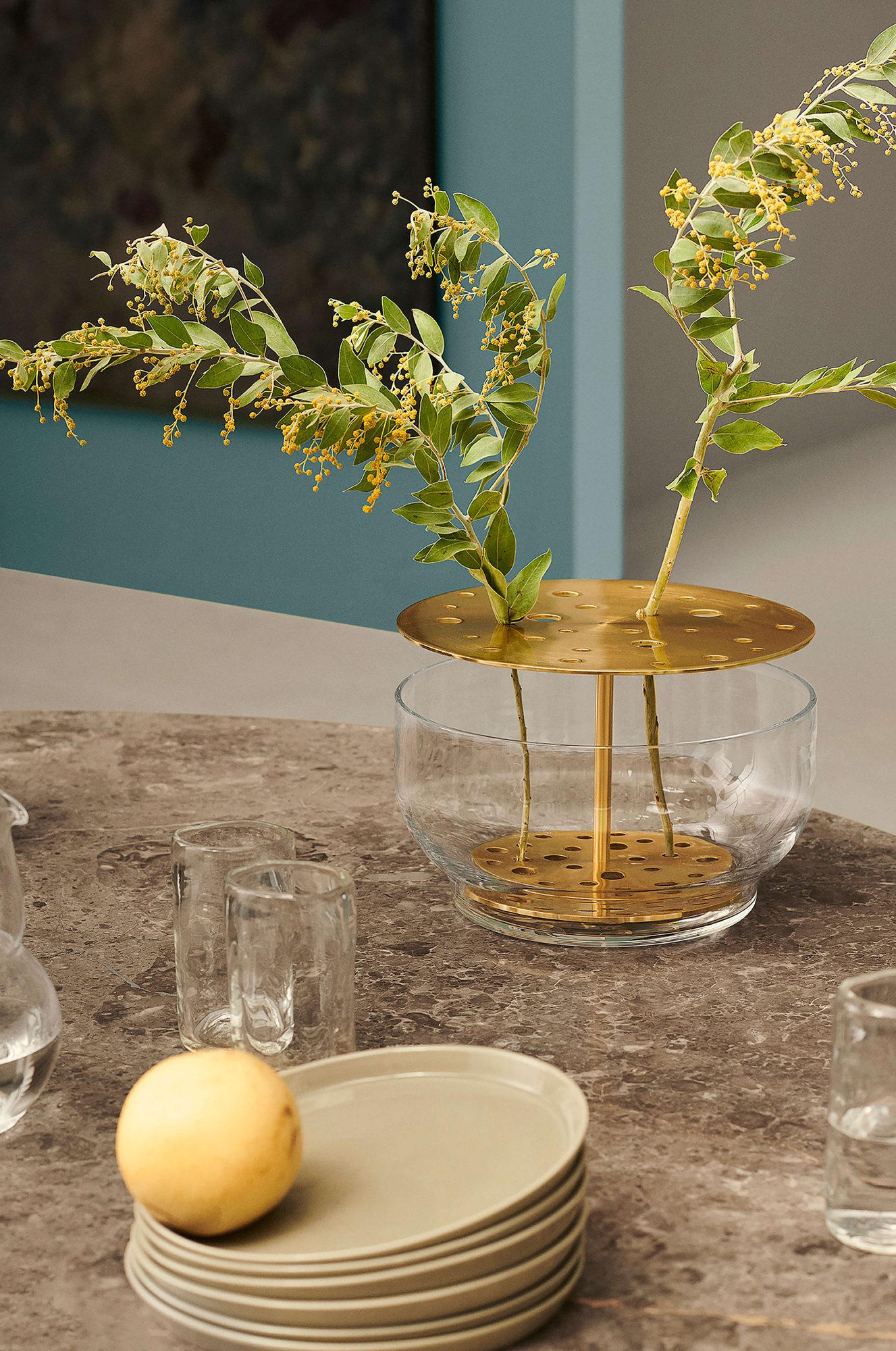 Vaso Ikebana grande com flores, sobre uma mesa