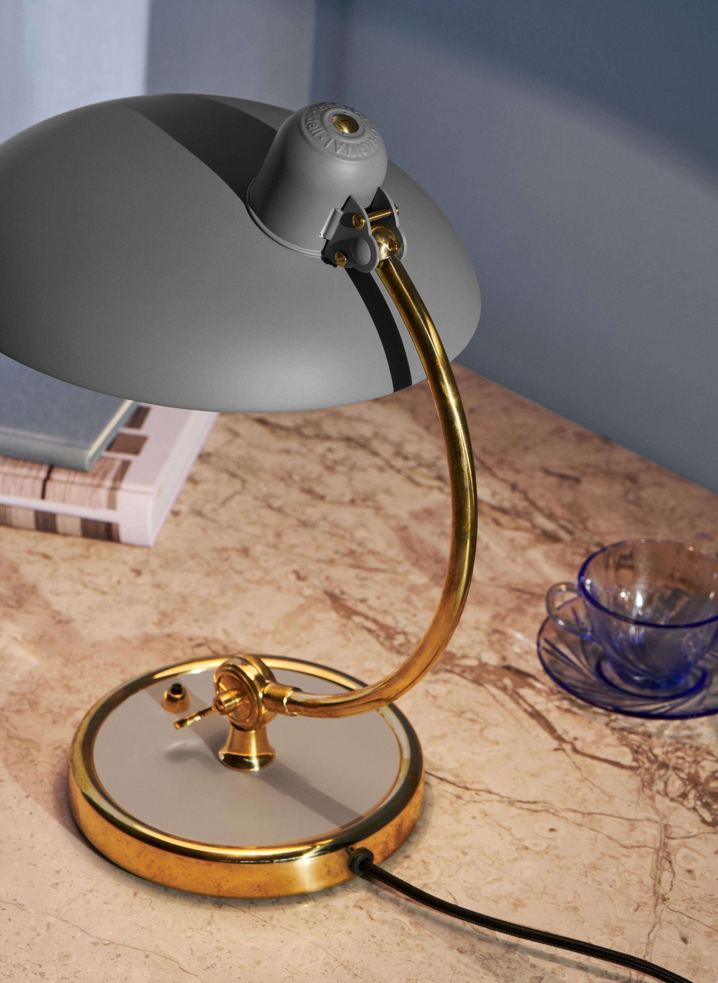 Candeeiro de mesa KAISER idell 6631-T Luxus com base em latão