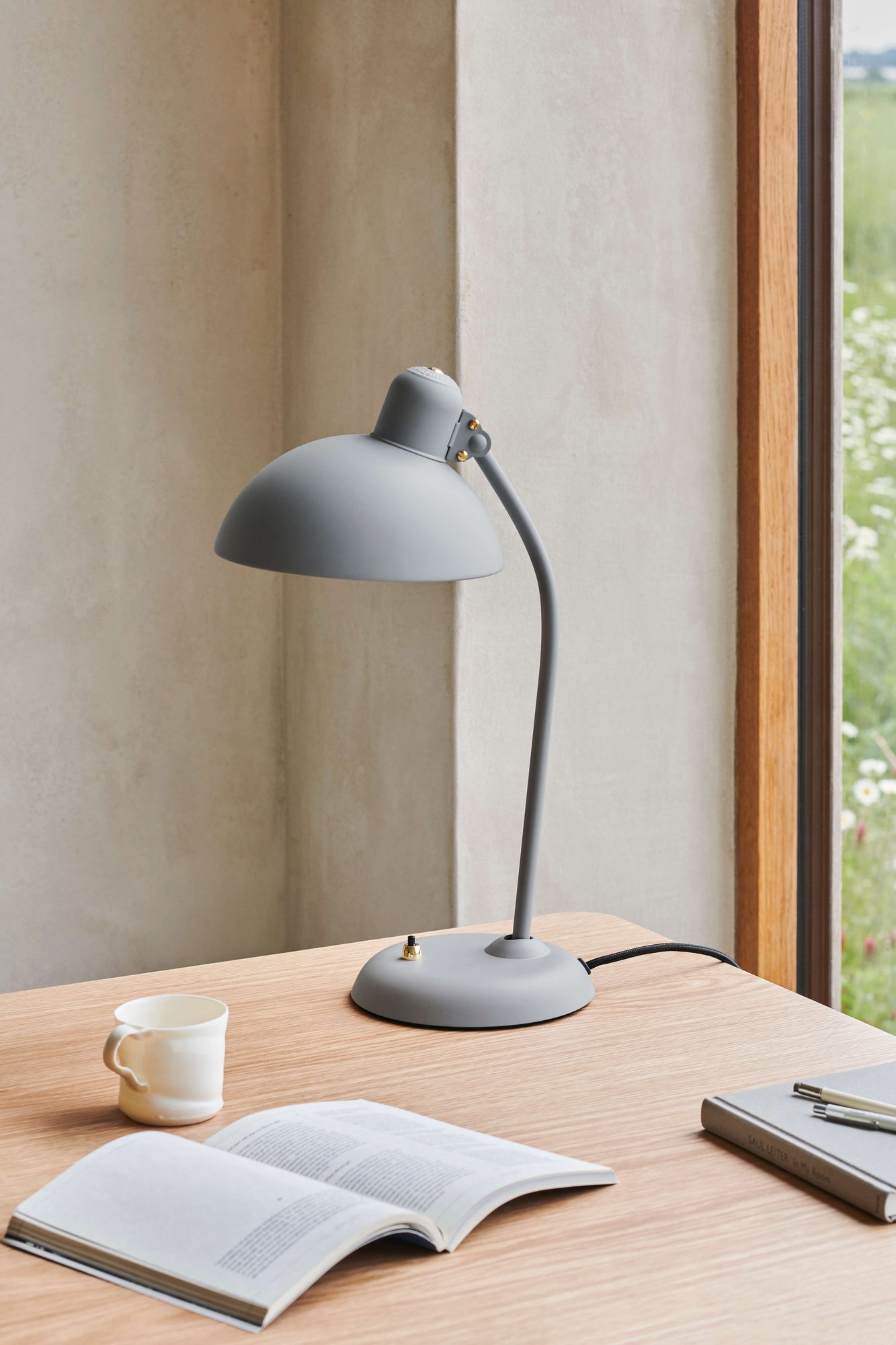 Candeeiro de mesa KAISER idell 6556-T numa secretária