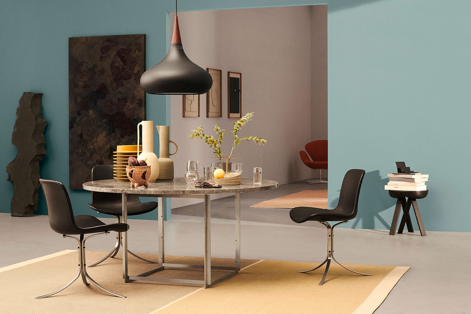Candeeiro Orient preto sobre uma mesa PK54 com cadeiras PK9