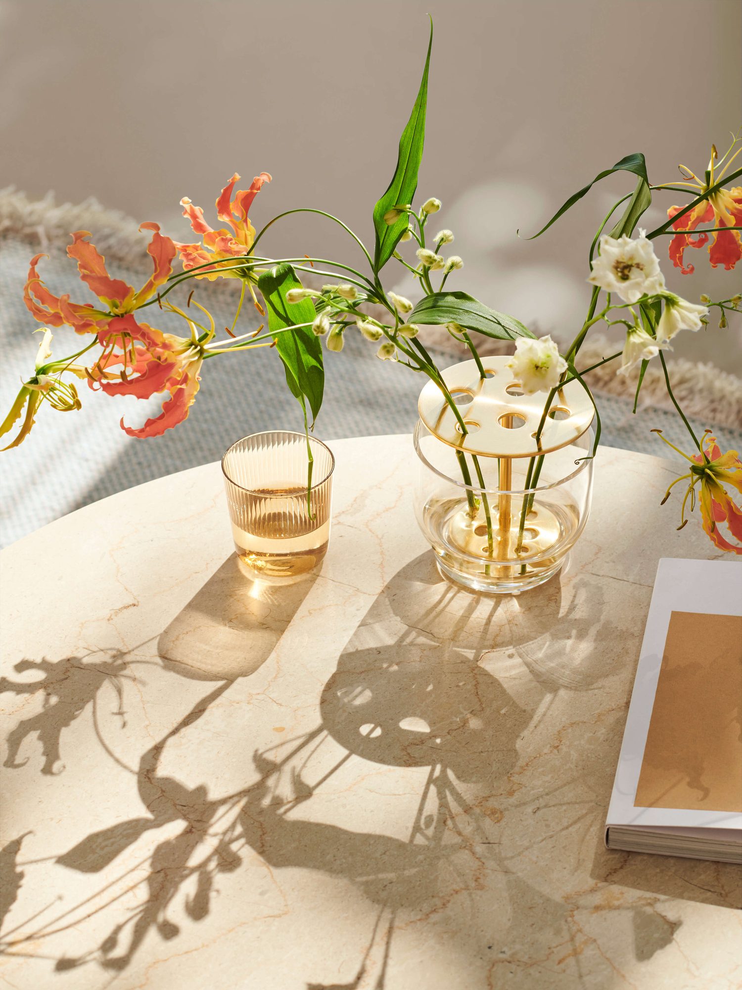 Tampo em mármore de uma mesa Planner com vaso Ikebana