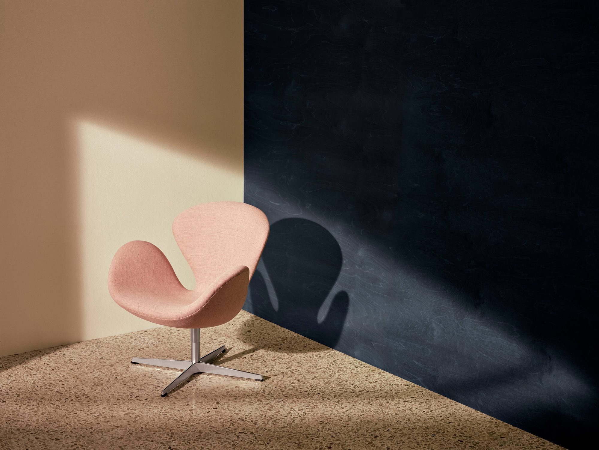 Cadeirão Swan estofado em rosa, com base em estrela de alumínio