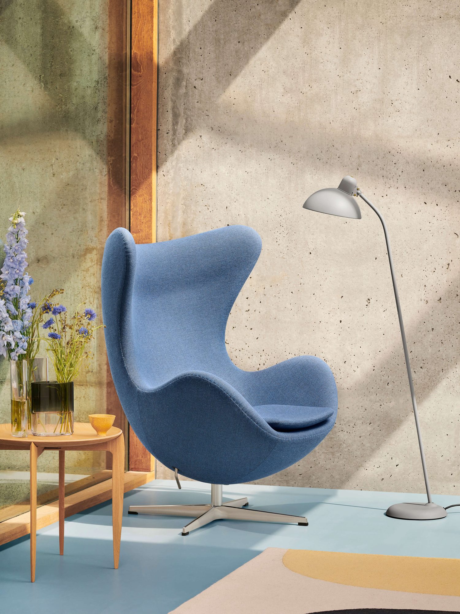 Tray Table em carvalho junto a um cadeirão Egg azul