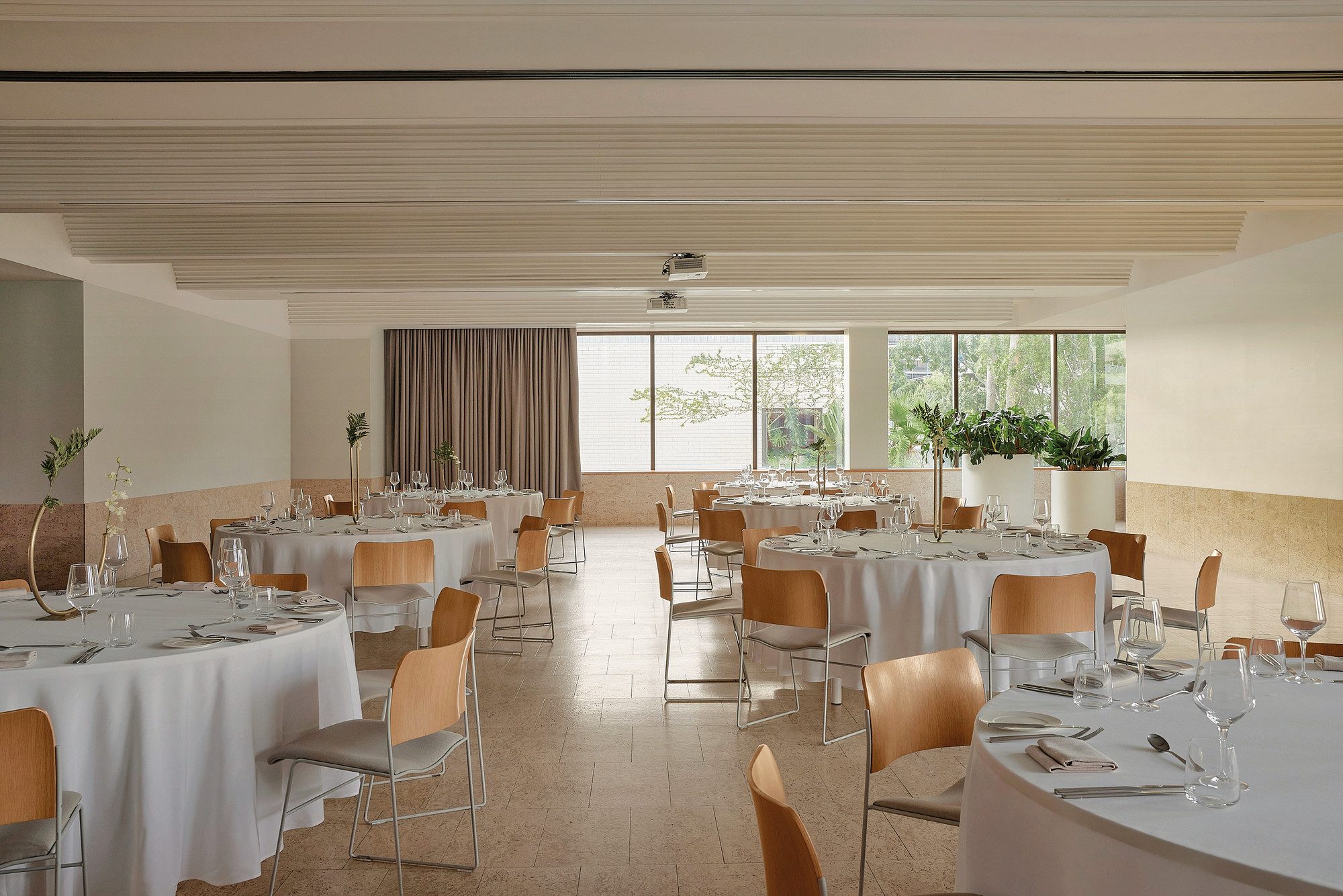 Sala de eventos do The Calile Hotel com mesas redondas e cadeiras 40/4