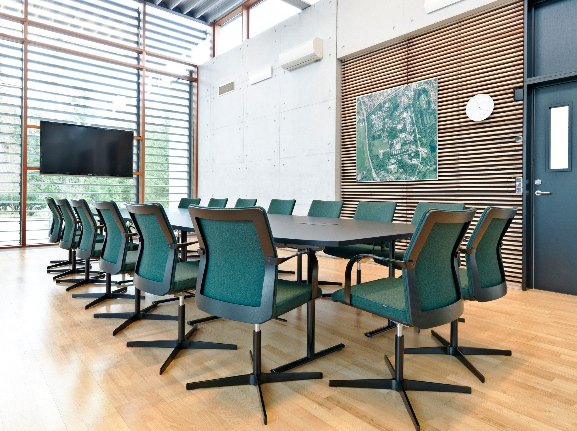 Sala de reuniões da Scion DTU Søhuset com cadeiras MN1 e mesas Tempest