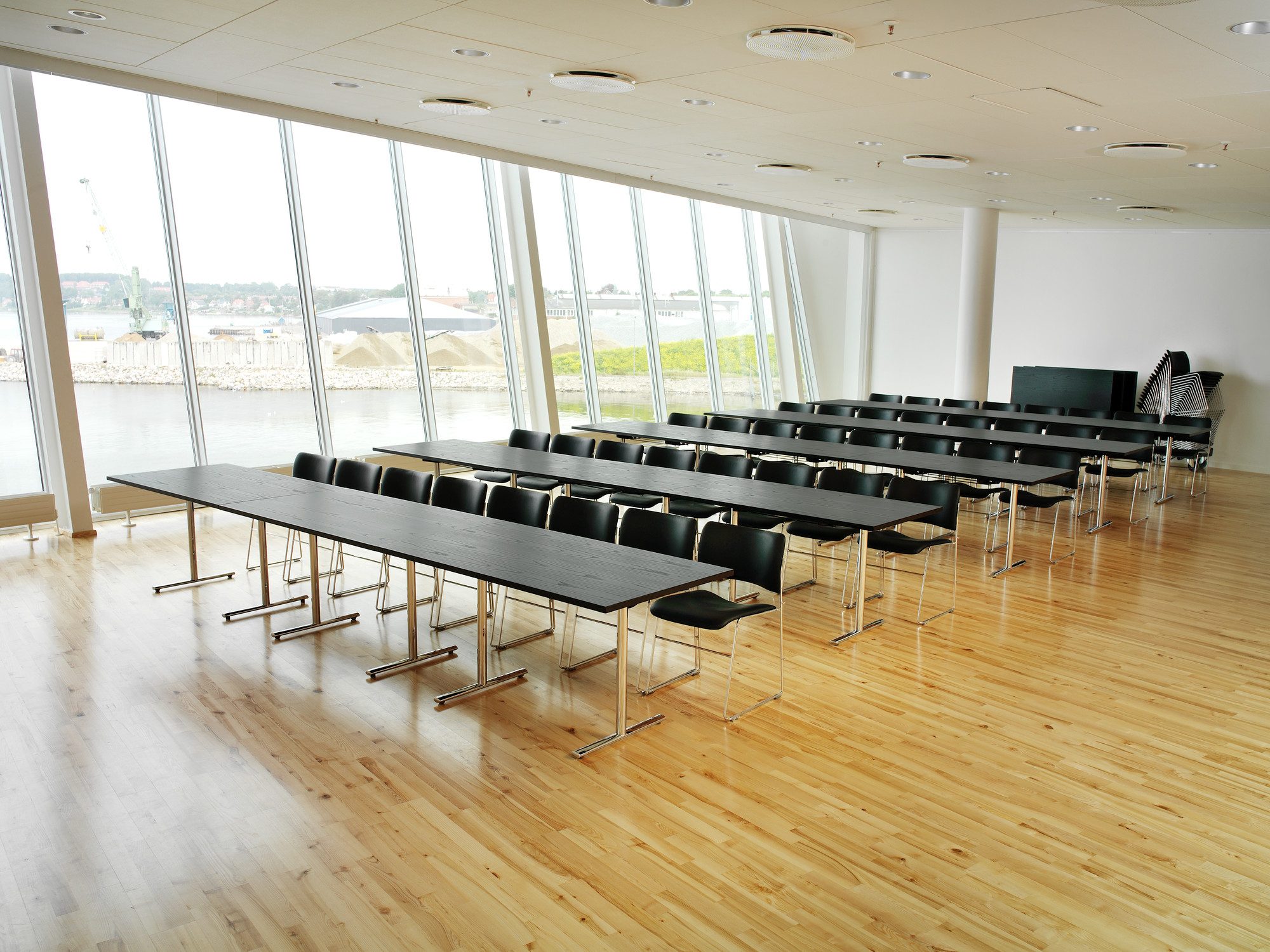 Sala do centro cultural Kulturøen, em Middelfart, com mesas Tempest e cadeiras 40/4