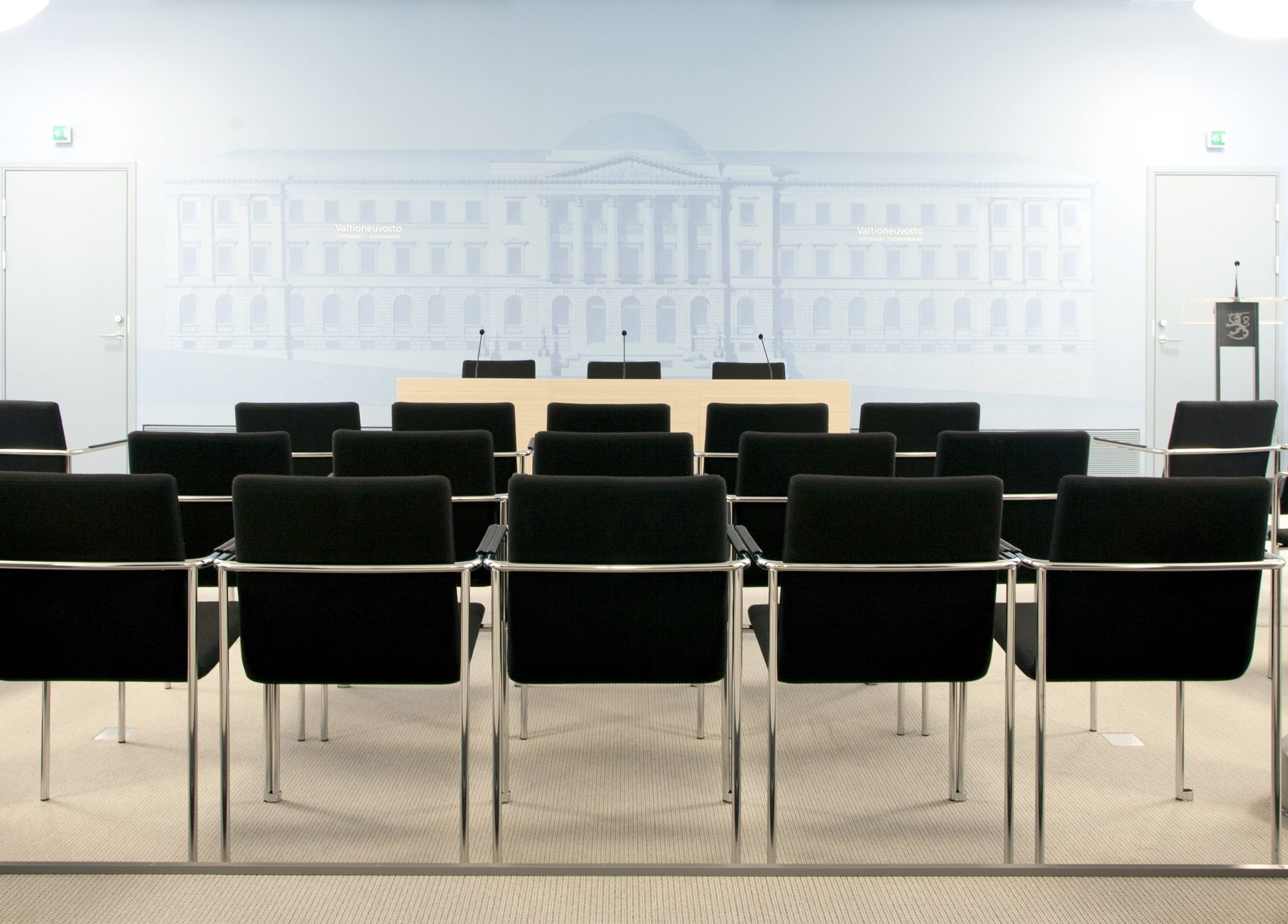 Cadeiras Basso SH pretas numa sala de conferências