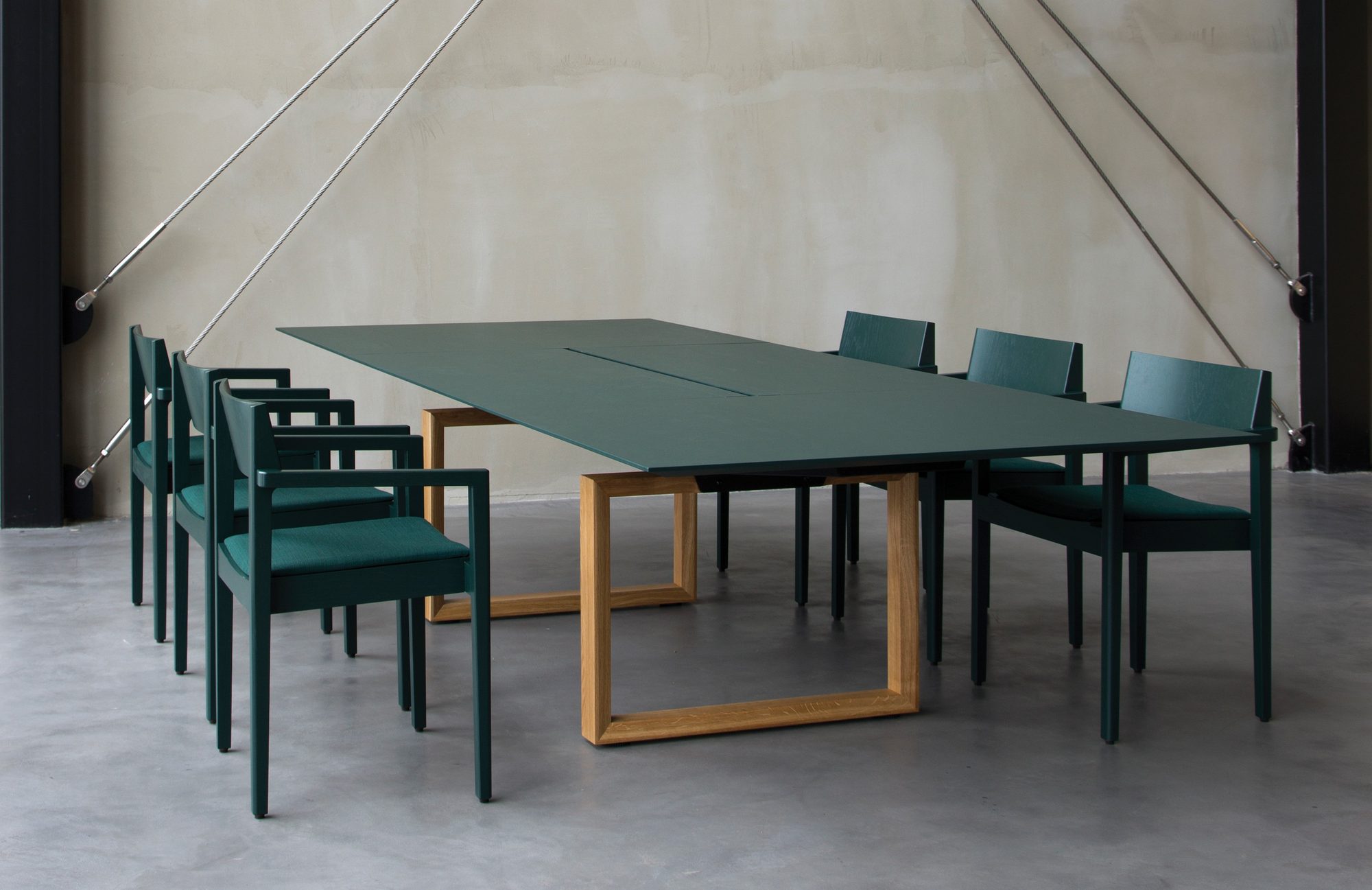 Mesa In-tensive com tampo verde e pernas em quadro de madeira