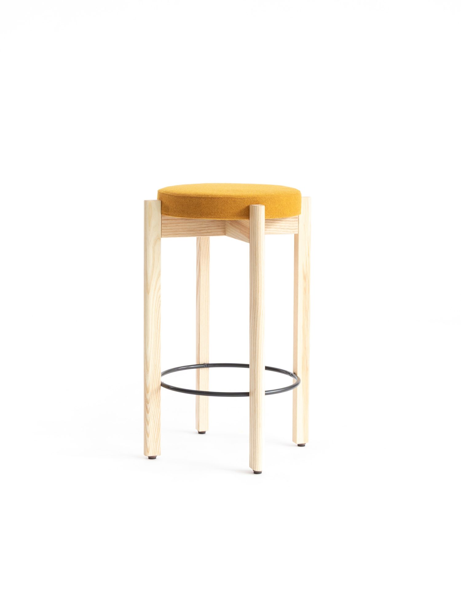 Banco alto Naku Bar Stool em freixo com assento estofado amarelo