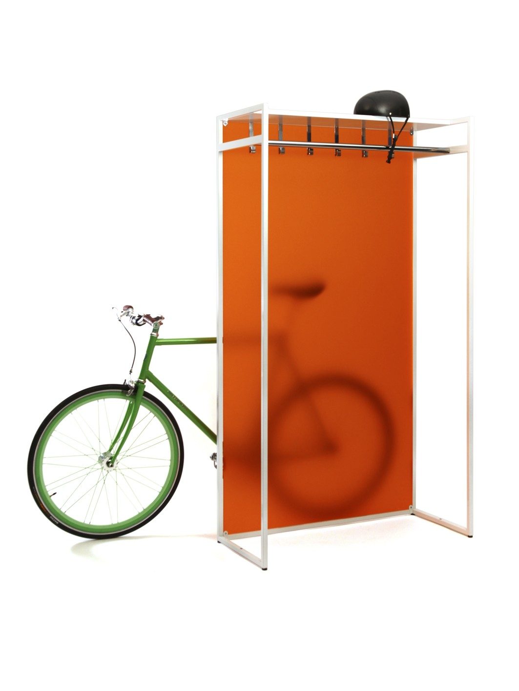 Bengaleiro Takit com painel laranja e uma bicicleta