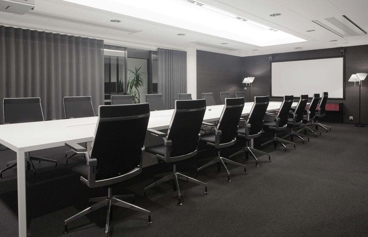 Mesa de conferência com cadeiras DIS