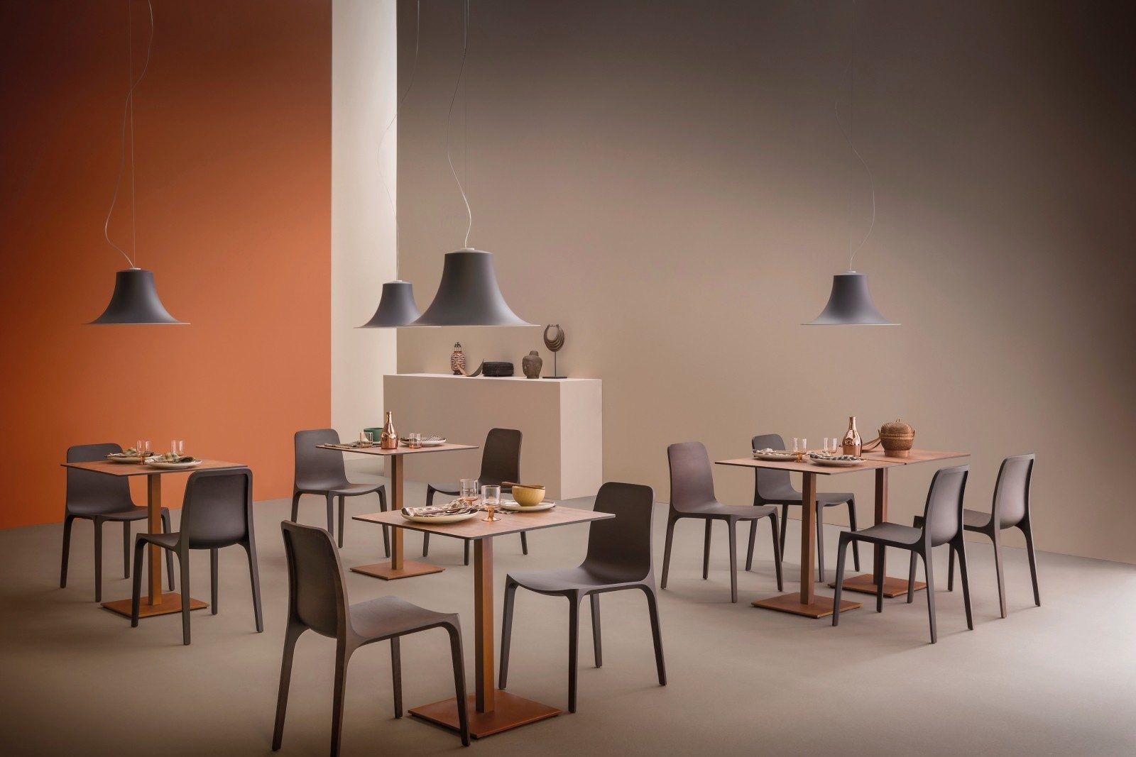 Restaurante com cadeiras Frida escuras