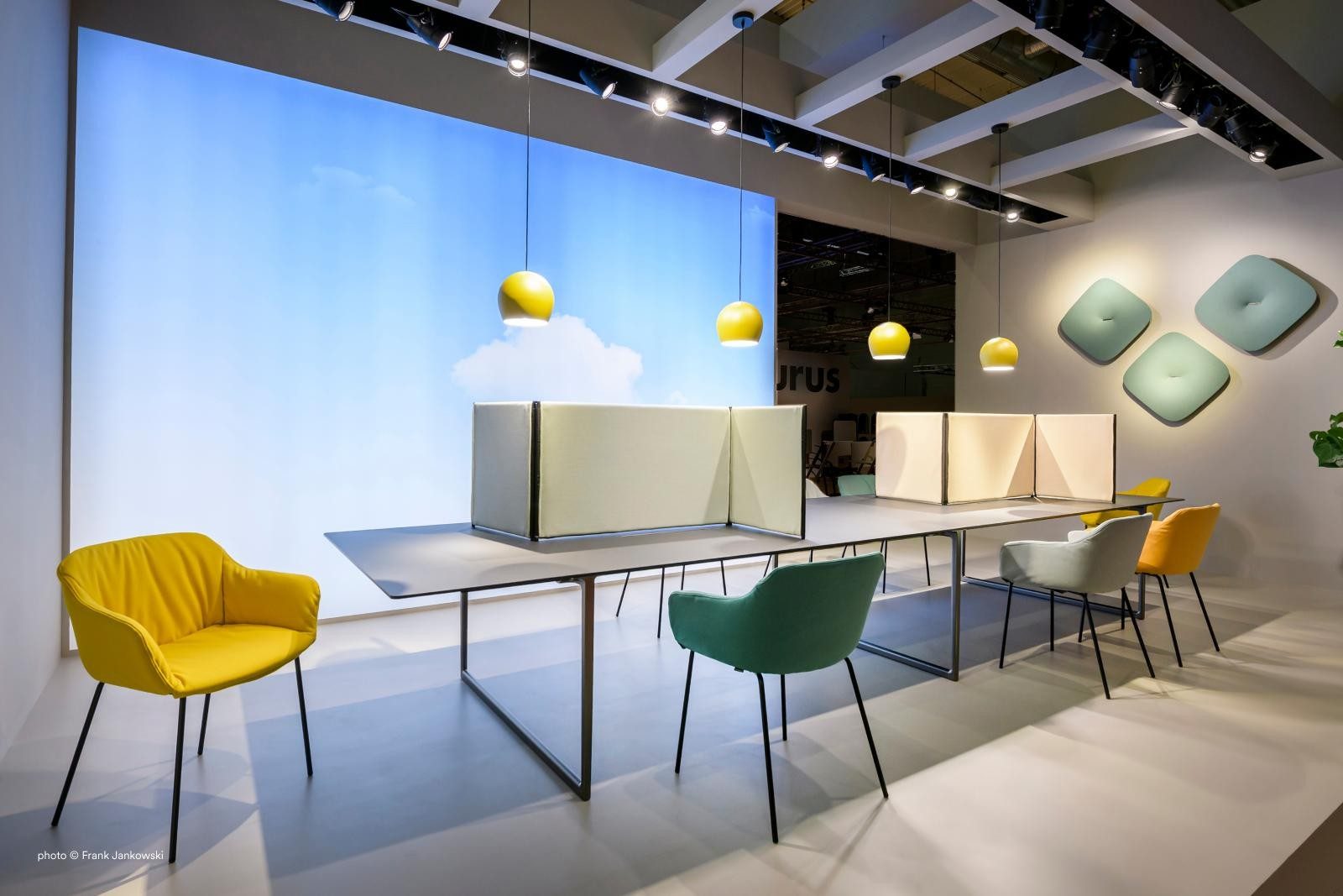 Mesas com painéis Toa Folding Screen numa exposição