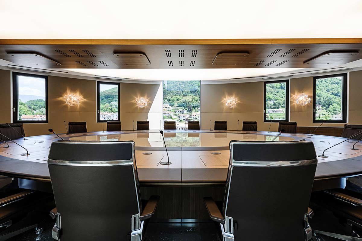 Sala de conselho com cadeiras de direcção DIS